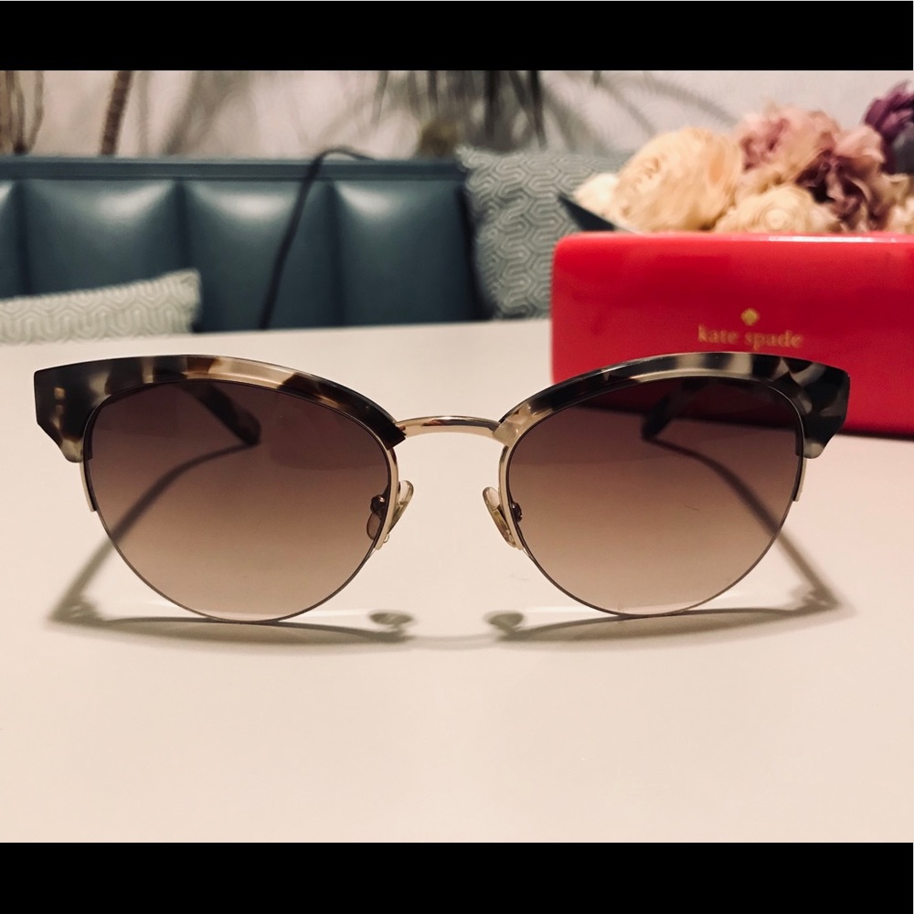 😎 Kate Spade Sunglasses & Case - Picture 2 of 6